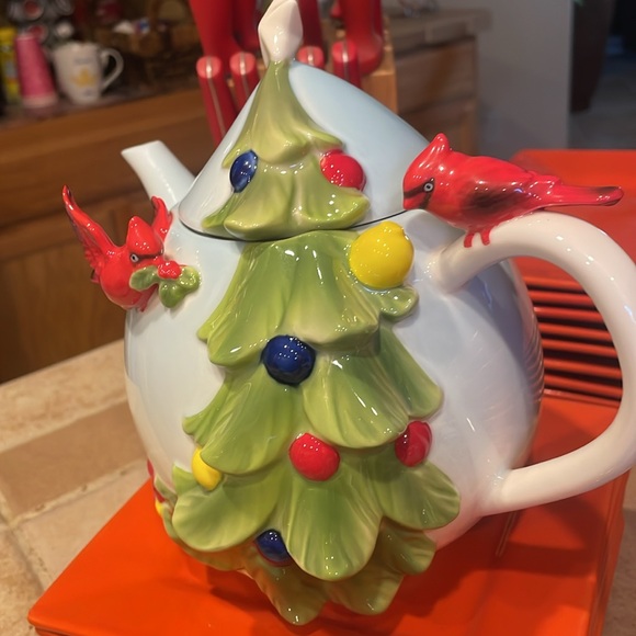 NIB beautiful cardinal Christmas tree teapot - Picture 6 of 6